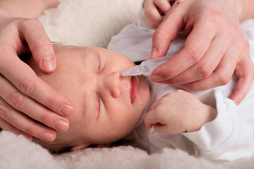 Bébé enrhumé : les bons gestes pour le lavage de nez