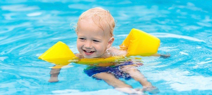  Vacances : se baigner en toute sécurité avec bébé