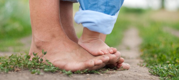 Est-ce mieux de marcher pieds nus ou en chaussures pour le tout-petit ?